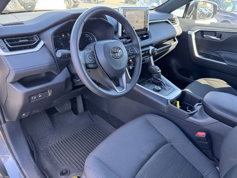 Used 2025 Toyota RAV4 SE image 28