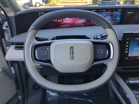 Used 2025 Lincoln Nautilus Premier image 31