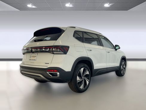 New 2026 Volkswagen Taos SE image 9