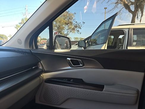 Used 2023 Kia Carnival LX image 22