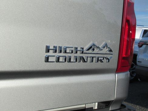 Used 2024 Chevrolet Silverado 2500 High Country w/ Technology Package image 9