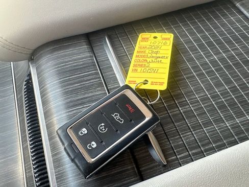 Used 2024 Jeep Wagoneer L Series II w/ Flexible Seating Group image 8