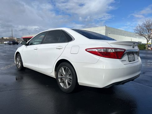 Used 2016 Toyota Camry SE image 3