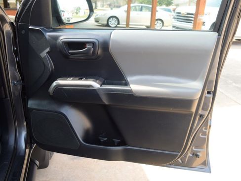 Used 2018 Toyota Tacoma SR5 image 15
