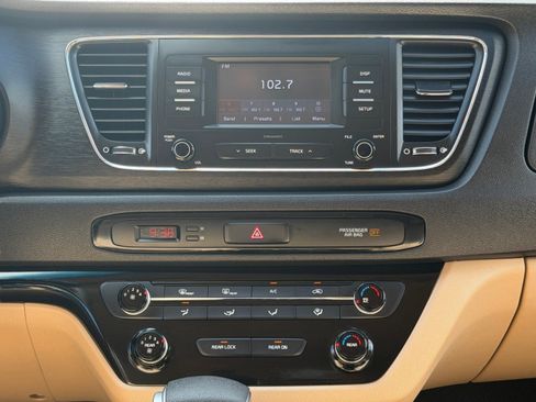 Used 2018 Kia Sedona LX FWD image 23