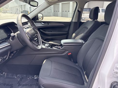 Used 2023 Jeep Grand Cherokee Laredo RWD image 18