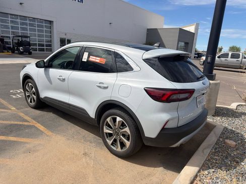 Used 2025 Ford Escape Platinum AWD/4WD image 2