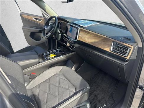 Used 2024 Volkswagen Atlas SE w/ Panoramic Sunroof Package FWD image 27