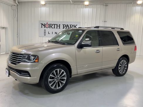 Used 2017 Lincoln Navigator Select RWD image 5