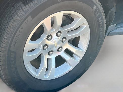 Used 2017 Chevrolet Suburban LT image 31