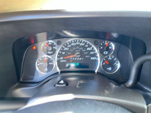 Used 2025 Chevrolet Express 2500 w/ Driver Convenience Package RWD image 5
