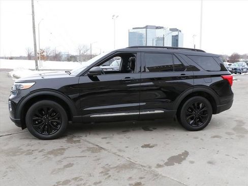 Used 2022 Ford Explorer XLT w/ Equipment Group 202A image 3