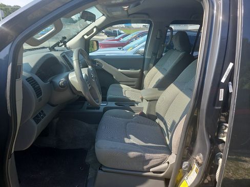 Used 2015 Nissan Frontier SV AWD/4WD image 3