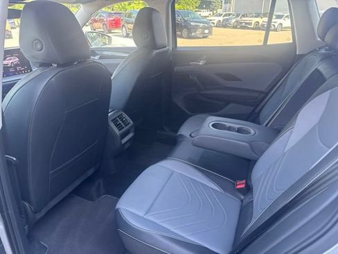 Used 2025 Volkswagen Tiguan SE AWD/4WD image 15