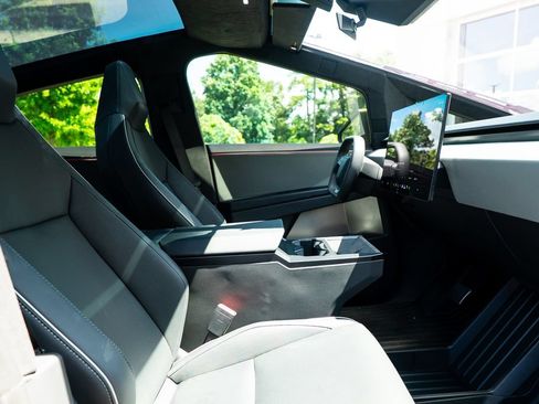 Used 2024 Tesla Cybertruck AWD Crew Cab image 29
