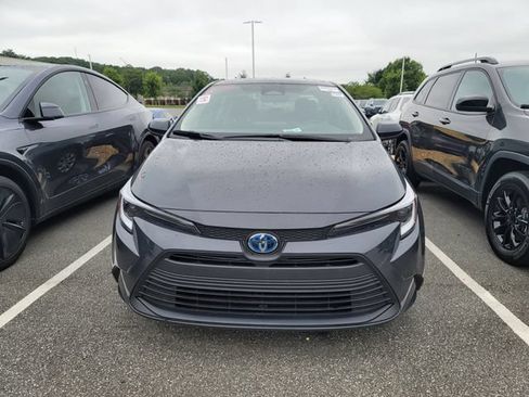 Used 2025 Toyota Corolla LE FWD image 2