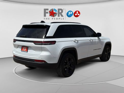 Used 2023 Jeep Grand Cherokee Altitude RWD image 5