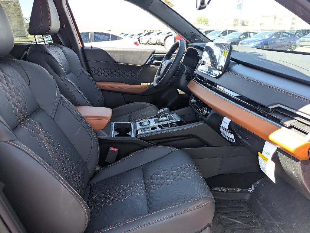 Used 2025 Mitsubishi Outlander 4WD Plug-In Hybrid image 40
