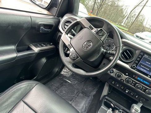 Used 2022 Toyota Tacoma Limited image 19