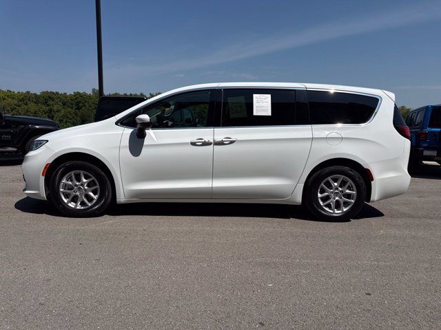 Used 2023 Chrysler Pacifica Touring-L FWD image 7