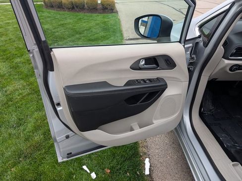 Used 2023 Chrysler Pacifica Touring-L image 10