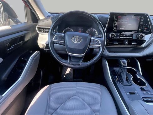 Used 2022 Toyota Highlander LE FWD image 4