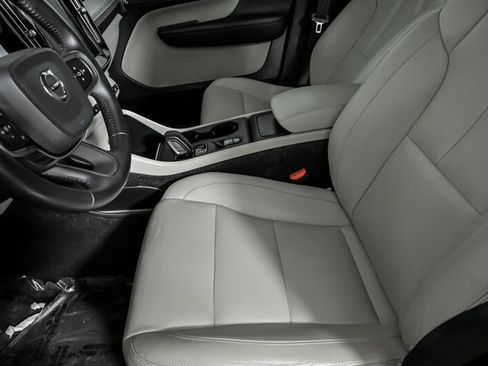 Used 2019 Volvo XC40 T4 Momentum image 20