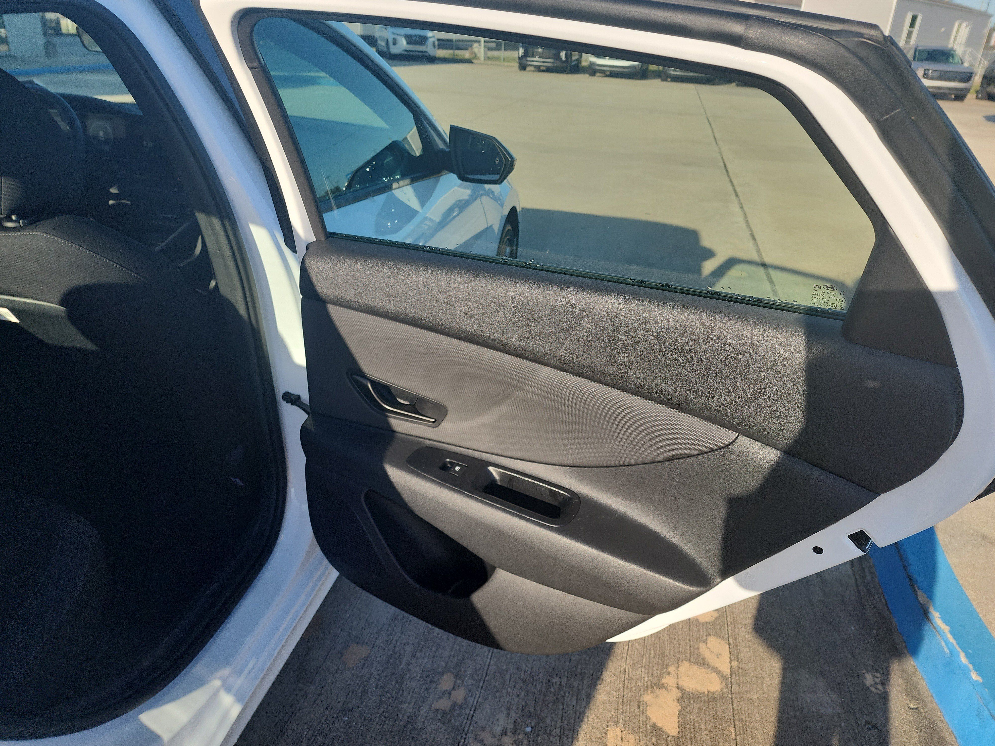 Used 2025 Hyundai Elantra SEL FWD image 13