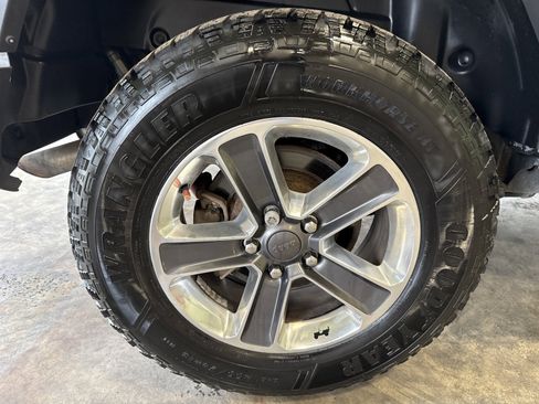 Used 2018 Jeep Wrangler Unlimited Sahara AWD/4WD image 26