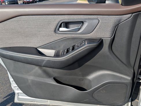 Used 2023 Nissan Rogue SV image 14