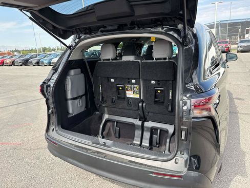 Used 2025 Toyota Sienna LE FWD image 16