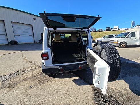 Used 2018 Jeep Wrangler Unlimited Sahara image 19