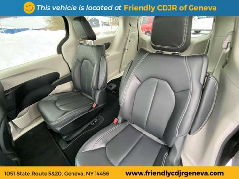 Used 2023 Chrysler Pacifica Touring-L image 10