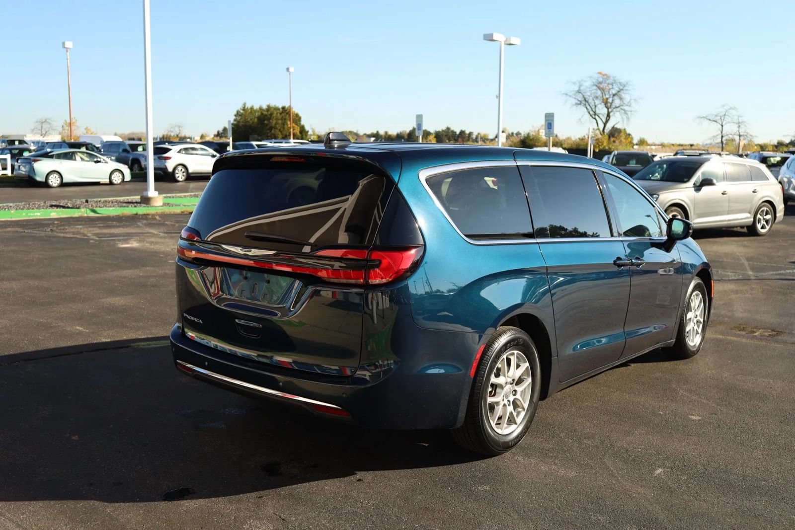 Used 2025 Chrysler Pacifica Select FWD image 5