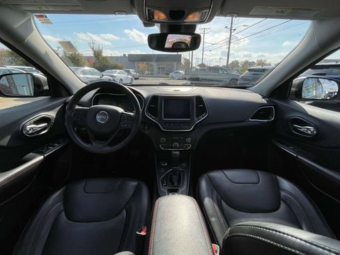 Used 2019 Jeep Cherokee Trailhawk image 25