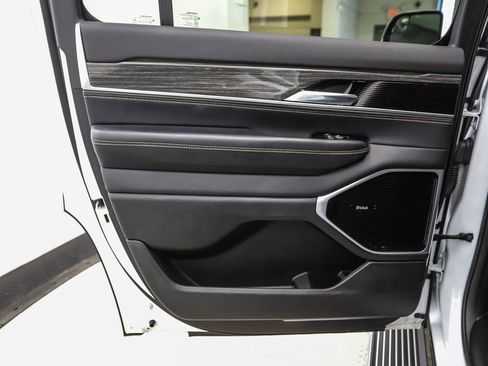 Used 2022 Jeep Wagoneer Series III w/ Premium Group I image 19