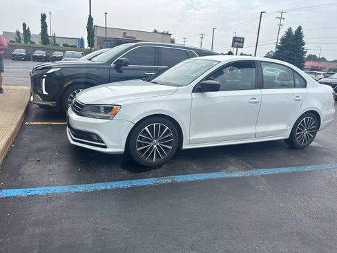 Used 2016 Volkswagen Jetta Sport FWD image 2