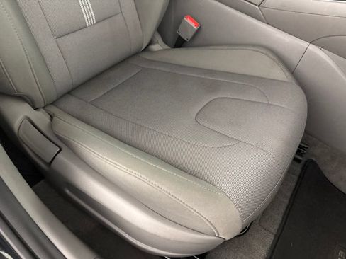 Used 2025 Hyundai Elantra SE FWD image 30