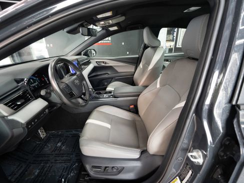 Used 2025 Toyota Camry SE w/ Convenience Package image 9