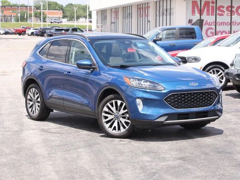 Used 2022 Ford Escape Titanium w/ Class II Trailer Tow Package AWD/4WD image 2