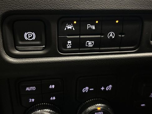 Used 2024 GMC Yukon SLT w/ SLT Luxury Package image 61