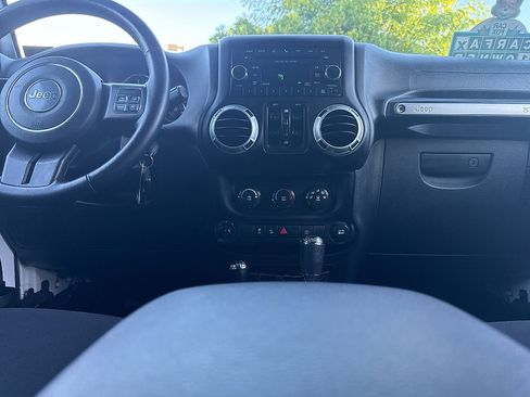 Used 2015 Jeep Wrangler Unlimited Sahara w/ Connectivity Group AWD/4WD image 43