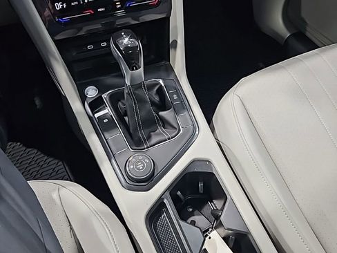 Used 2024 Volkswagen Tiguan SE w/ Panoramic Sunroof Package image 33