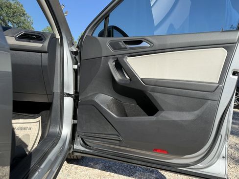 Used 2021 Volkswagen Tiguan SE w/ Panoramic Sunroof Package image 37