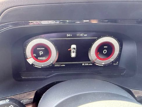 Used 2023 Nissan Pathfinder Platinum FWD image 11