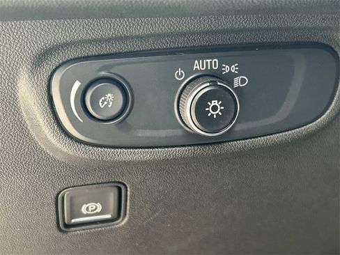 Used 2024 GMC Terrain SLE image 25