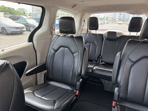 Used 2023 Chrysler Pacifica Touring-L FWD image 13