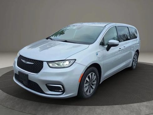 Used 2023 Chrysler Pacifica Touring-L FWD image 1