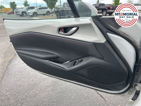 Used 2017 MAZDA MX-5 Miata RF Grand Touring RWD image 16