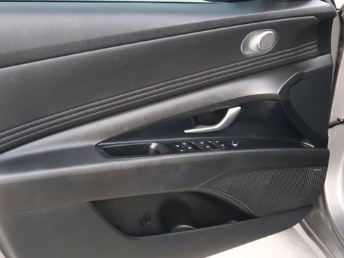 Used 2023 Hyundai Elantra Limited image 13